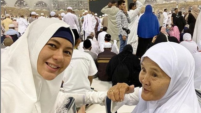 Bareng Nenek Iroh di Depan Kakbah, Paula Verhoeven Banjir Pujian