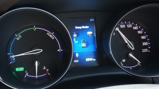 Speedometer pada mobil hybrid Toyota. [Suara.com/Manuel Jeghesta]