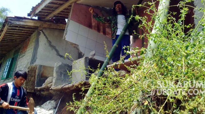  Hujan  Datang Rumah  di Cipetir Kadudampit Kena  Longsor