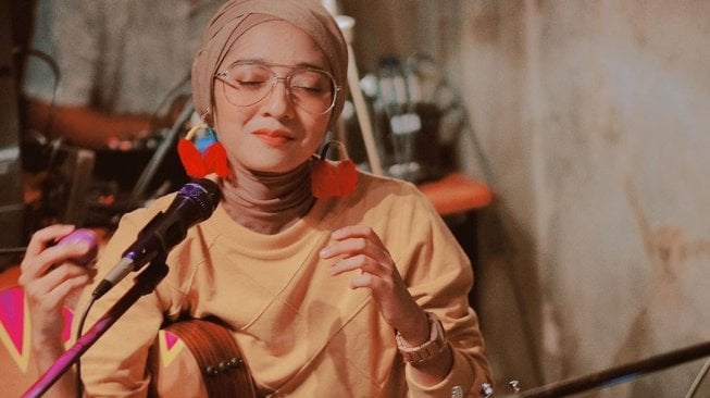 Inspirasi 5 OOTD Rok Plisket Hijab ala Chiki Fawzi Cocok Buat Baju Lebaran