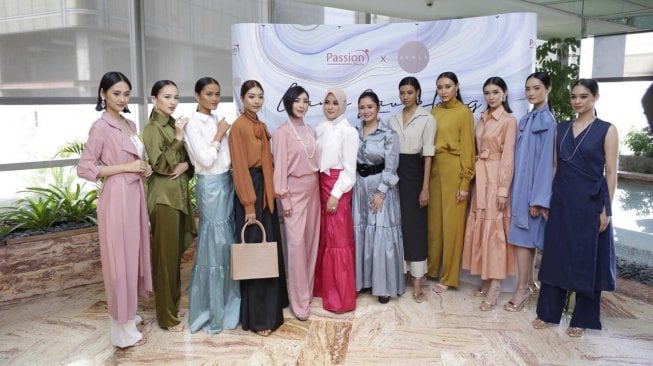 Olla Ramlan bersama Airyn dan Ayumi juga para model di peluncuran Olla Jewelry. [dokumentasi pribadi]