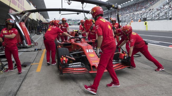 Pebalap Ferrari, Charles Leclerc, kembali ke pit pada latihan bebas pertama (FP1) F1 GP Jepang di Sirkuit Suzuka, Jumat (11/10/2019). [AFP/Behrouz Mehri]