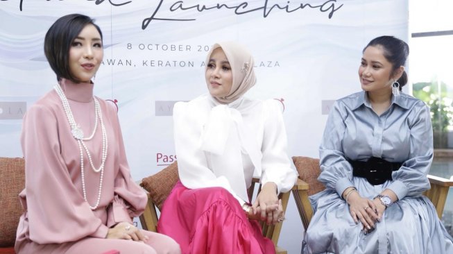 Olla Ramlan bersama Airyn dan Ayumi di peluncuran Olla Jewelry. [dokumentasi pribadi]