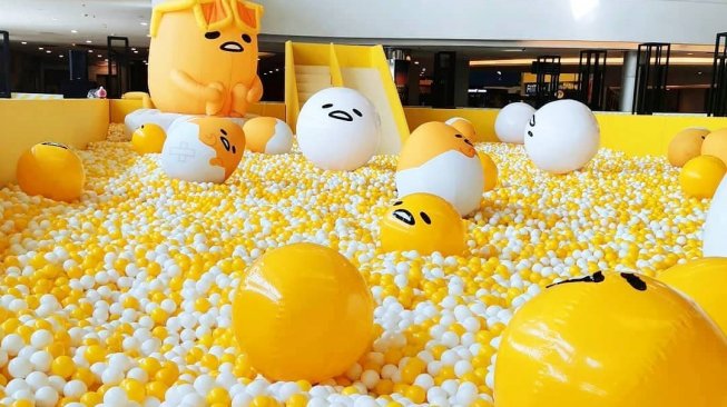 Gemas, Kolam Mandi Bola Bertema Gudetama Hadir di Surabaya