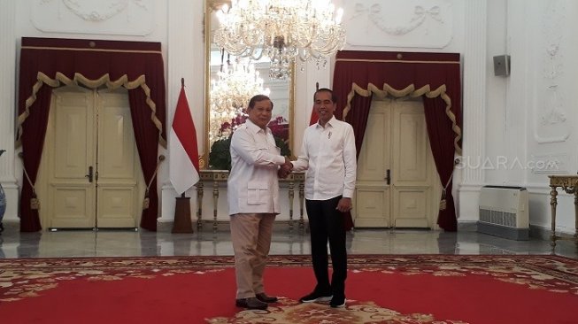 Presiden Jokowi dan Ketua Umum Partai Gerindra Prabowo Subianto di Istana Merdeka, Jakarta. (Suara.com/Ummi HS).