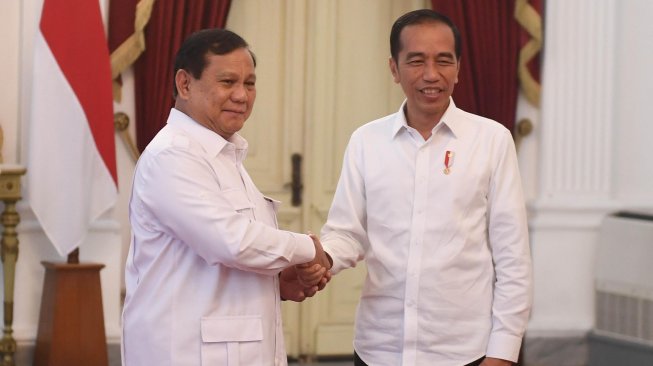 Presiden Joko Widodo melakukan pertemuan dengan Ketua Umum Partai Gerindra Prabowo Subianto di Istana Merdeka, Jakarta, Jumat (11/10). [ANTARA FOTO/Akbar Nugroho Gumay]