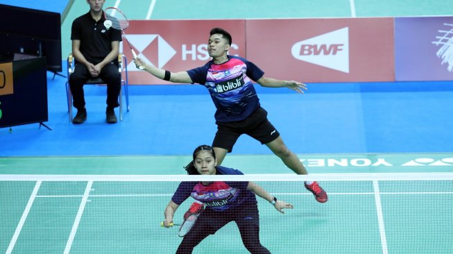 Pasangan ganda campuran Indonesia, Leo Rolly Carnando/Indah Cahya Sari Jamil, melaju ke semifinal Kejuaraan Dunia Junior Bulutangkis 2019 usai kalahkan pasangan Hong Kong Lui Chun Wai/Leung Sze Lok, Jumat (11/10). [Humas PBSI]