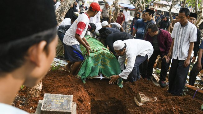 Keluarga dan kerabat menghadiri prosesi pemakaman korban demo ricuh Akbar Alamsyah di Taman Pemakaman Umum (TPU) kawasan Cipulir, Kebayoran Lama, Jakarta, Jumat (11/10). [ANTARA FOTO/Galih Pradipta]