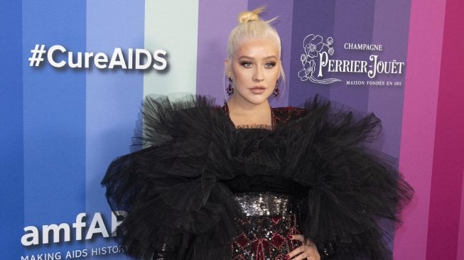 Penyanyi Christina Aguilera berpose saat tiba menghadiri 10th amfAR Gala di Los Angeles, California, Amerika Serikat, Jumat (11/10). [AFP Photo/Nick Agro]
