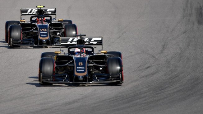 Pebalap Haas, Romain Grosjean, berada di depan rekan setimnya Kevin Magnussen pada sesi kualifikasi F1 GP Rusia di Sirkuit Sochi, Sabtu (28/9/2019). [AFP/Dimitar Dilkoff]