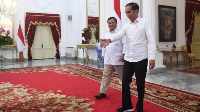 Presiden Joko Widodo melakukan pertemuan dengan Ketua Umum Partai Gerindra Prabowo Subianto di Istana Merdeka, Jakarta, Jumat (11/10). [ANTARA FOTO/Akbar Nugroho Gumay]