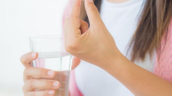 Bolehkah Minum Obat Pakai Air Dingin? Ini Kata Dokter
