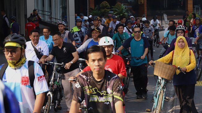 Sejumlah peserta ramaikan uji coba jalur sepeda fase 2 di Jalan RS Fatmawati, Jakarta Selatan, Sabtu (12/10). [Suara.com/Angga Budhiyanto] 