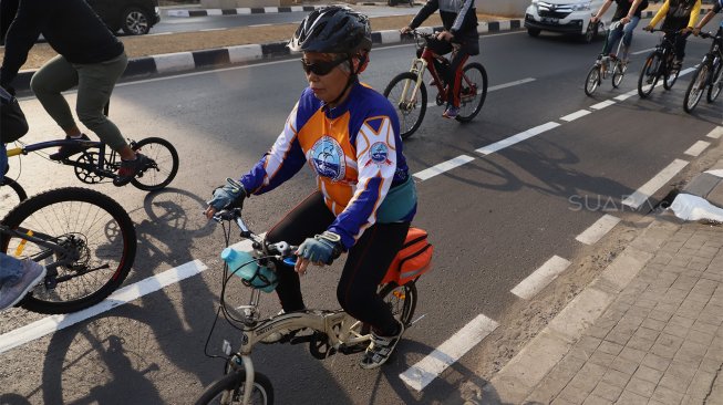 Sejumlah peserta ramaikan uji coba jalur sepeda fase 2 di Jalan RS Fatmawati, Jakarta Selatan, Sabtu (12/10). [Suara.com/Angga Budhiyanto] 