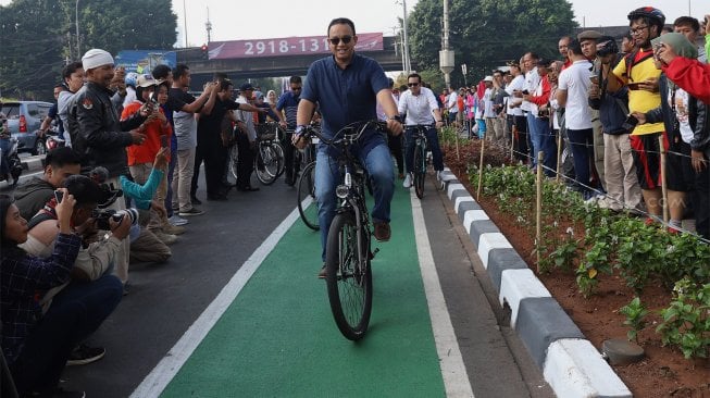 Gubernur DKI Jakarta, Anies Baswedan melakukan uji coba jalur sepeda fase 2 di Jalan RS Fatmawati, Jakarta Selatan, Sabtu (12/10). [Suara.com/Angga Budhiyanto]
