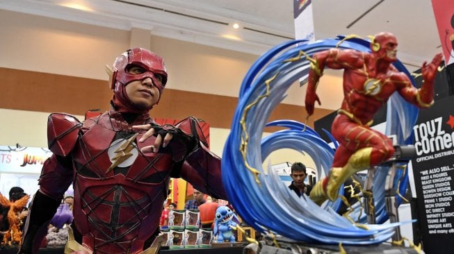 Pengunjung berkostum karakter The Flash pada Indonesia Comic Con 2019 di Jakarta Convention Center (JCC), Senayan, Jakarta, Sabtu (12/10). [ANTARA FOTO/Aditya Pradana Putra]
