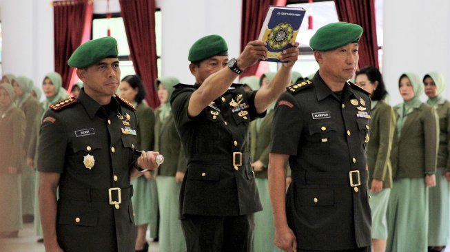 Kolonel Kav Hendi Suhendi (kiri) menyaksikan Kolonel Inf Alamsyah (kanan) diambil sumpahnya sebagai Komandan Kodim 1417 Kendari saat upacara serah terima jabatan di Aula Tamalaki Korem 143 Haluoleo, Kendari, Sulawesi Tenggara, Sabtu (12/10). [ANTARA FOTO/Jojon]
