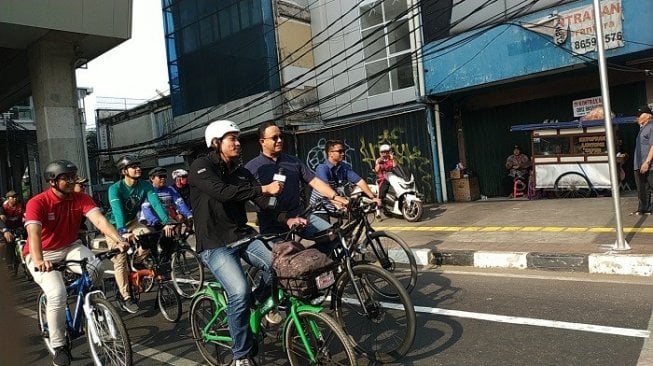 Gubernur DKI Jakarta Anies Baswedan saat pimpin uji coba tahap dua jalur sepeda. (Suara.com/Fakhri).