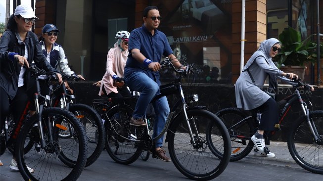 Gubernur DKI Jakarta, Anies Baswedan melakukan uji coba jalur sepeda fase 2 di Jalan RS Fatmawati, Jakarta Selatan, Sabtu (12/10). [Suara.com/Angga Budhiyanto]
