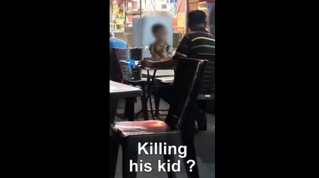 Video seorang ayah merokok di depan anaknya (Twitter/@Selbar_Selangor)