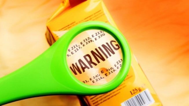Label bahaya atau informasi kesehatan di produk makanan. (Shutterstock)