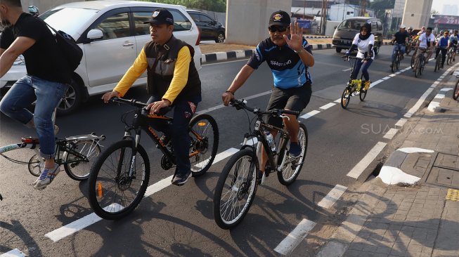 Sejumlah peserta ramaikan uji coba jalur sepeda fase 2 di Jalan RS Fatmawati, Jakarta Selatan, Sabtu (12/10). [Suara.com/Angga Budhiyanto] 