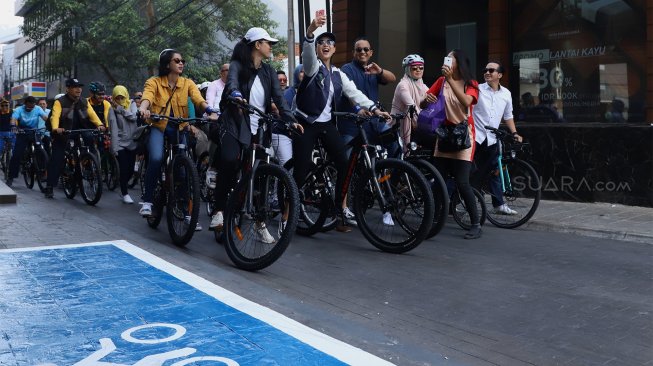 Sejumlah peserta ramaikan uji coba jalur sepeda fase 2 di Jalan RS Fatmawati, Jakarta Selatan, Sabtu (12/10). [Suara.com/Angga Budhiyanto] 