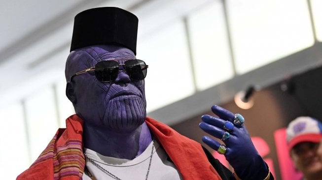 Peserta berkostum karakter film Avengers, Thanos pada Indonesia Comic Con 2019 di Jakarta Convention Center (JCC), Senayan, Jakarta, Sabtu (12/10). [ANTARA FOTO/Aditya Pradana Putra]