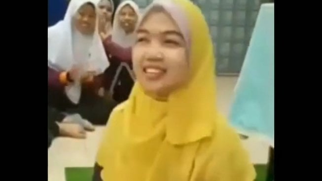 Video Viral, Penyandang Disabilitas Praktikan Tutorial Hijab Pakai Kaki