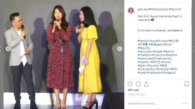 Park Shin Hye pakai dress merah. (Instagram/@psh_ina)