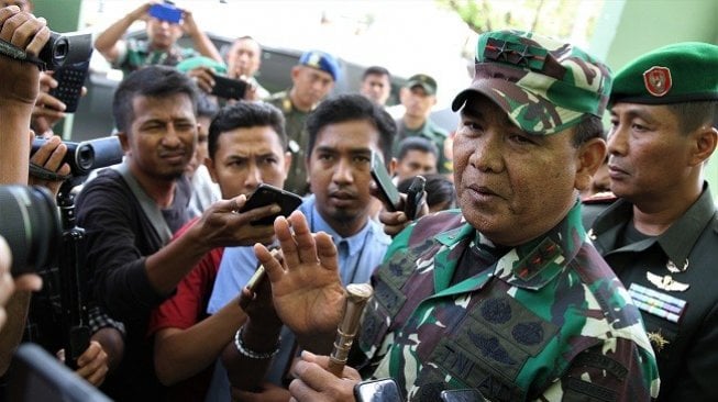 Panglima Komando Daerah Militer (Kodam) XIV Hasanuddin Mayjen TNI Surawahadi memberikan keterangan kepada wartawan tentang pencopotan Dandim 1417 Kendari di depan Aula Tamalaki Korem 143 Haluoleo, Kendari, Sulawesi Tenggara, Sabtu (12/10/2019). (Foto: Antara)