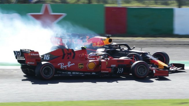 Pebalap Ferrari, Charles Leclerc menabrak mobil Max Verstappen (Red Bull) tak lama selepas start pada balapan F1 GP Jepang di Sirkuit Suzuka, Minggu (13/10/2019). [AFP/STR/Jiji Press]
