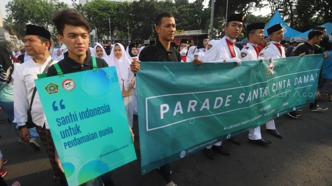 Ratusan santri dari berbagai pesantren mengikuti Parade Santri Cinta Damai saat Car Free Day, Jakarta, Minggu, (13/10). [Suara.com/Arya Manggala]