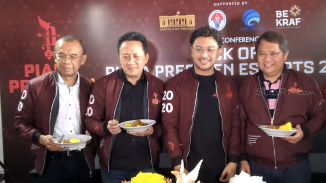 Dari kiri: Sesmenpora Gatot S. Dewa Broto, Kepala Bekraf Triawan Munaf, Ketua Panitia Pelaksana Piala Presiden e-Sports 2020 Giring Ganesha, dan Menkominfo Rudiantara dalam pembukaan PPE 2020 di Tennis Indoor Stadium, Kompleks Gelora Bung Karno, Senayan, Jakarta, Minggu (13/10/2019). [Suara.com/Arief Apriadi]