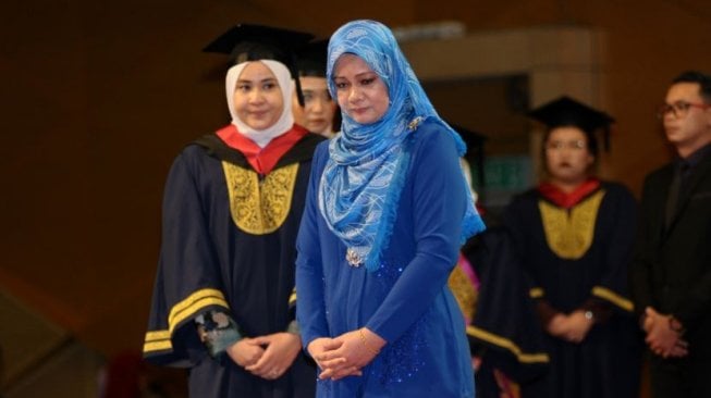 Foto Istri Hadiri Wisuda Almarhum Suami Viral, di Baliknya Ada Kisah Sedih