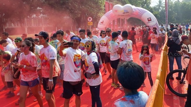 The Color Run presented presented by CIMB Niaga di kawasan Gelora Bung Karno, Jakarta, Minggu, (13/10/2019). [Suara.com/Risna Halidi]