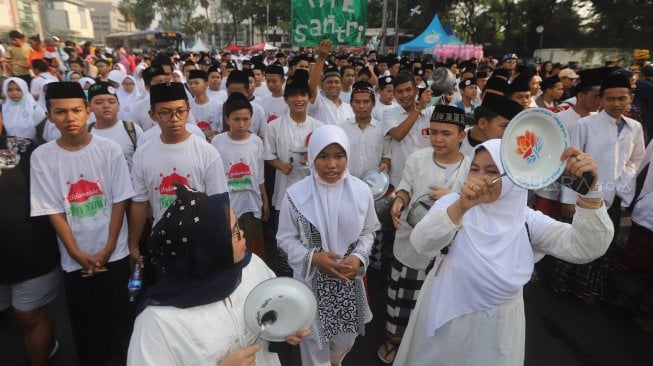 Ratusan santri dari berbagai pesantren mengikuti Parade Santri Cinta Damai saat Car Free Day, Jakarta, Minggu, (13/10). [Suara.com/Arya Manggala]