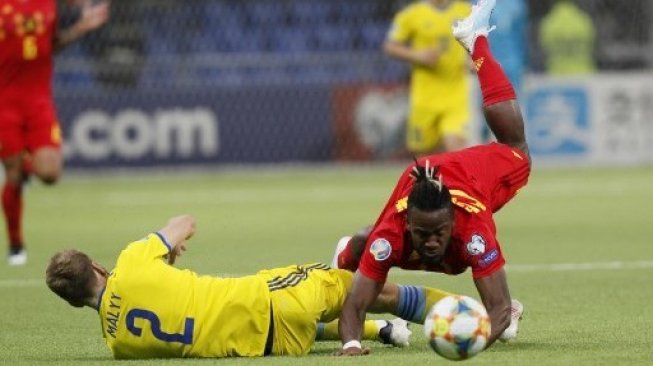 Bek Kazakhstan Sergiy Maliy berebut bola dengan pemain depan Belgia Michy Batshuayi saat kualifikasi Piala Eropa 2020. stringer / AFP