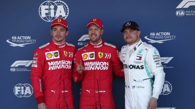 Pebalap Ferrari, Sebastian Vettel (tengah), meraih pole position pada F1 GP Jepang di Sirkuit Suzuka, Minggu (13/10/2019). Diikuti kemudian oleh rekan setimnya Charles Leclerc (kiri) dan pebalap Mercedes, Valtteri Bottas. [AFP/Behrouz Mehri]