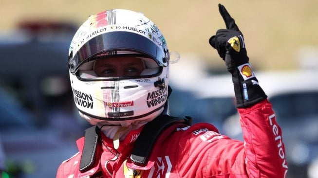 Pebalap Ferrari, Sebastian Vettel, merayakan keberhasilan meraih pole position pada F1 GP Jepang di Sirkuit Suzuka, Minggu (13/10/2019). [AFP/Behrouz Mehri]