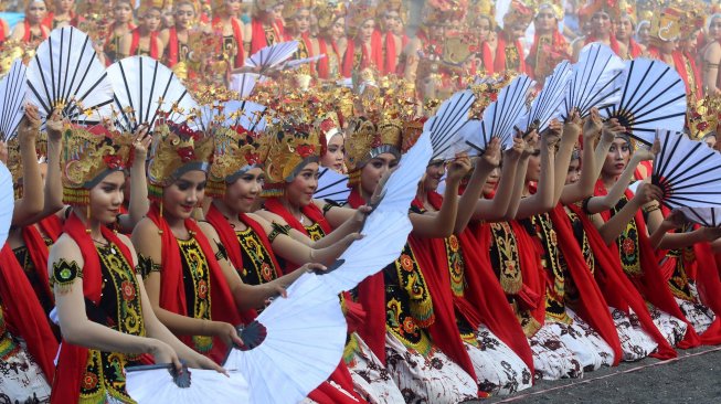 Penari tampil pada aksi tari kolosal Gandrung Sewu di Pantai Boom, Banyuwangi, Jawa Timur, Sabtu (12/10).  [ANTARA FOTO/Budi Candra Setya]