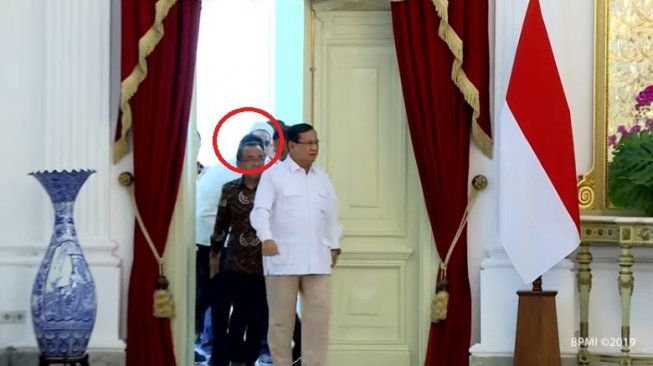 Video Detik - detik Ali Ngabalin Tak Boleh Ikut saat Prabowo Masuk Istana