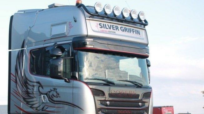 Truk Scania R-Series Silver Griffin. (Facebook)