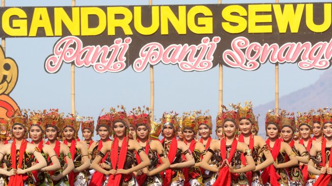 Penari tampil pada aksi tari kolosal Gandrung Sewu di Pantai Boom, Banyuwangi, Jawa Timur, Sabtu (12/10).  [ANTARA FOTO/Budi Candra Setya]