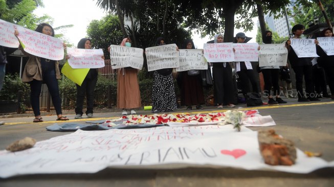 Massa aksi yang tergabung dalam Solidaritas Emak-Emak Indonesia melakukan tabur bunga di depan Polda Metro Jaya, Jakarta, Minggu (13/10). [Suara.com/Arya Manggala]