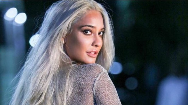 Berbikini dan Hamil Besar, Lisa Haydon Masih Terlihat Seksi