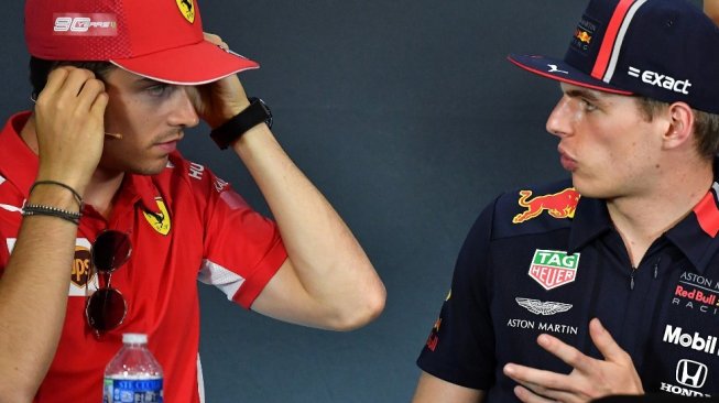 Pebalap Ferrari, Charle Leclerc, dan driver Red Bull, Max Verstappen, dalam konferensi pers F1 GP Austria di Sirkuit Spielberg, Kamis (27/6/2019). [AFP/Joe Klamar]