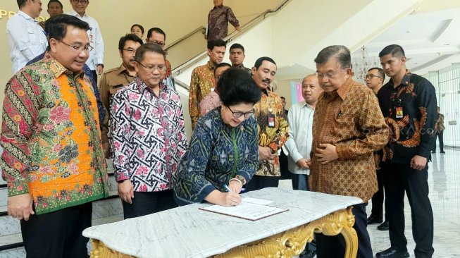 Disaksikan Wakil Presiden Jusuf Kalla (JK), sejumlah menteri sepakat percepat turunkan angka stunting di Indonesia. (Suara.com/Ria Rizki)