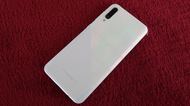 Bodi bagian belakang Samsung Galaxy A30s. [Suara.com/Tivan Rahmat]