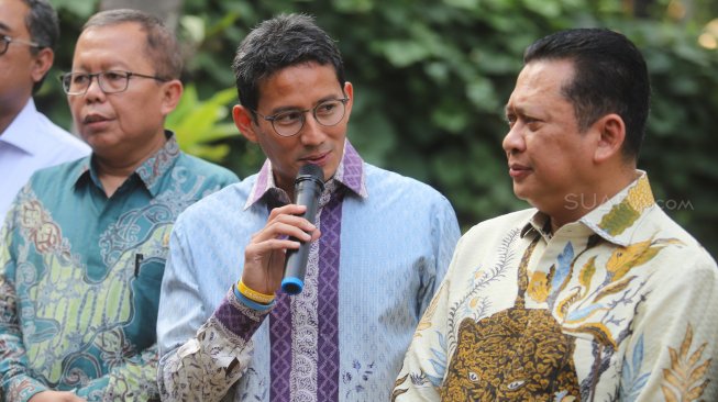 Mantan Calon Wakil Presiden Sandiaga Uno (tengah) memberikan keterangan pers di Kediaman Sandiaga Uno, kawasan Kebayoran Baru, Jakarta, Senin (14/10). [Suara.com/Arya Manggala]